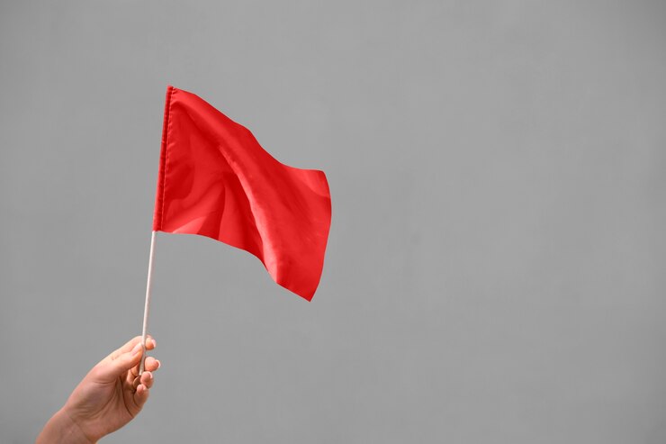 Red Flags em relacionamentos: conheça mais sobre a expressão